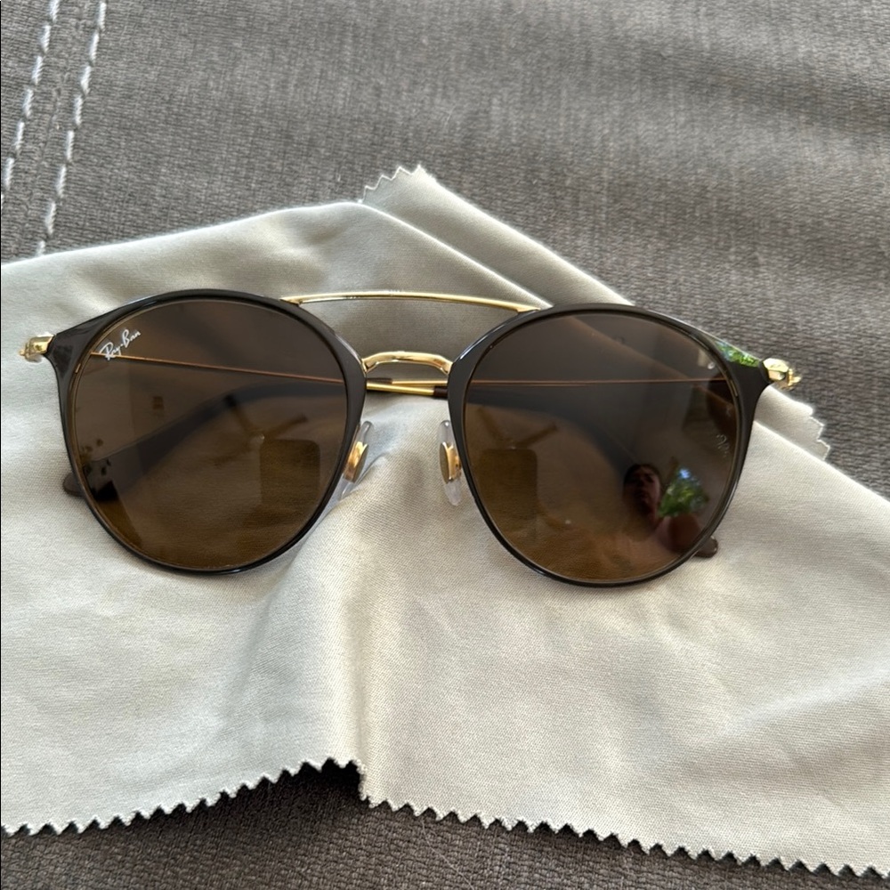 Ray-Ban Black and Gold Sunglasses: RB3546